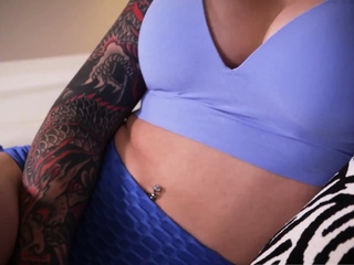 Tattooed Babe Valerica Steele Gives Footjob Before Fucking