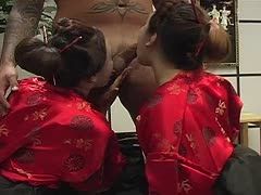 Dreier Porn mit den Geishas Annie Cruz und Kylie Rey