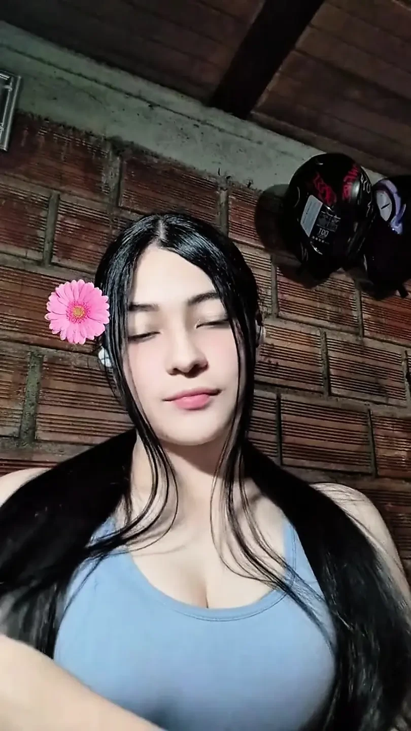 Colombian woman masturbates with her best friend