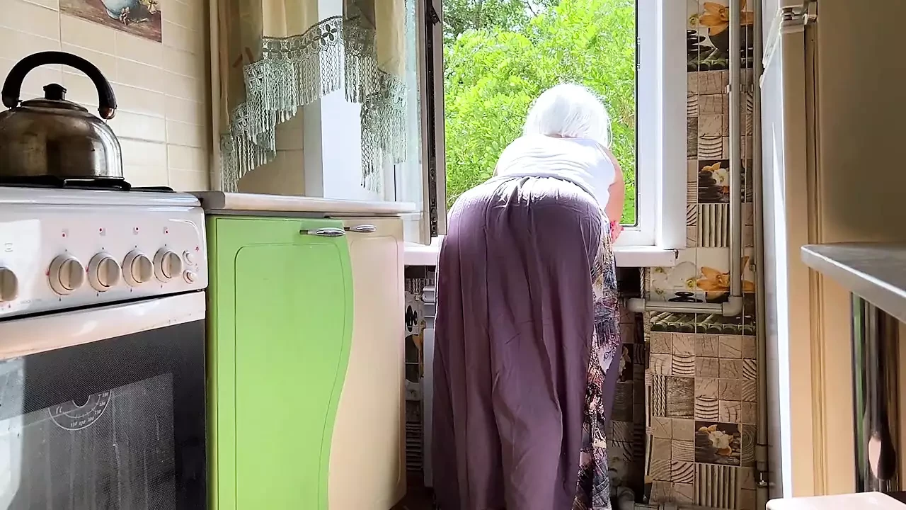 Mature MILF with a big and sexy ass waited for anal sex on the floor