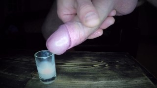Nederlands sperma sletje krijgt een opgespaard vol glaasje sperma in haar mondje – Past maar net💦🥛
